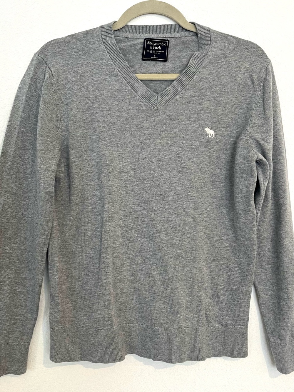 Abercrombie & Fitch Light Gray V-Neck Sweater